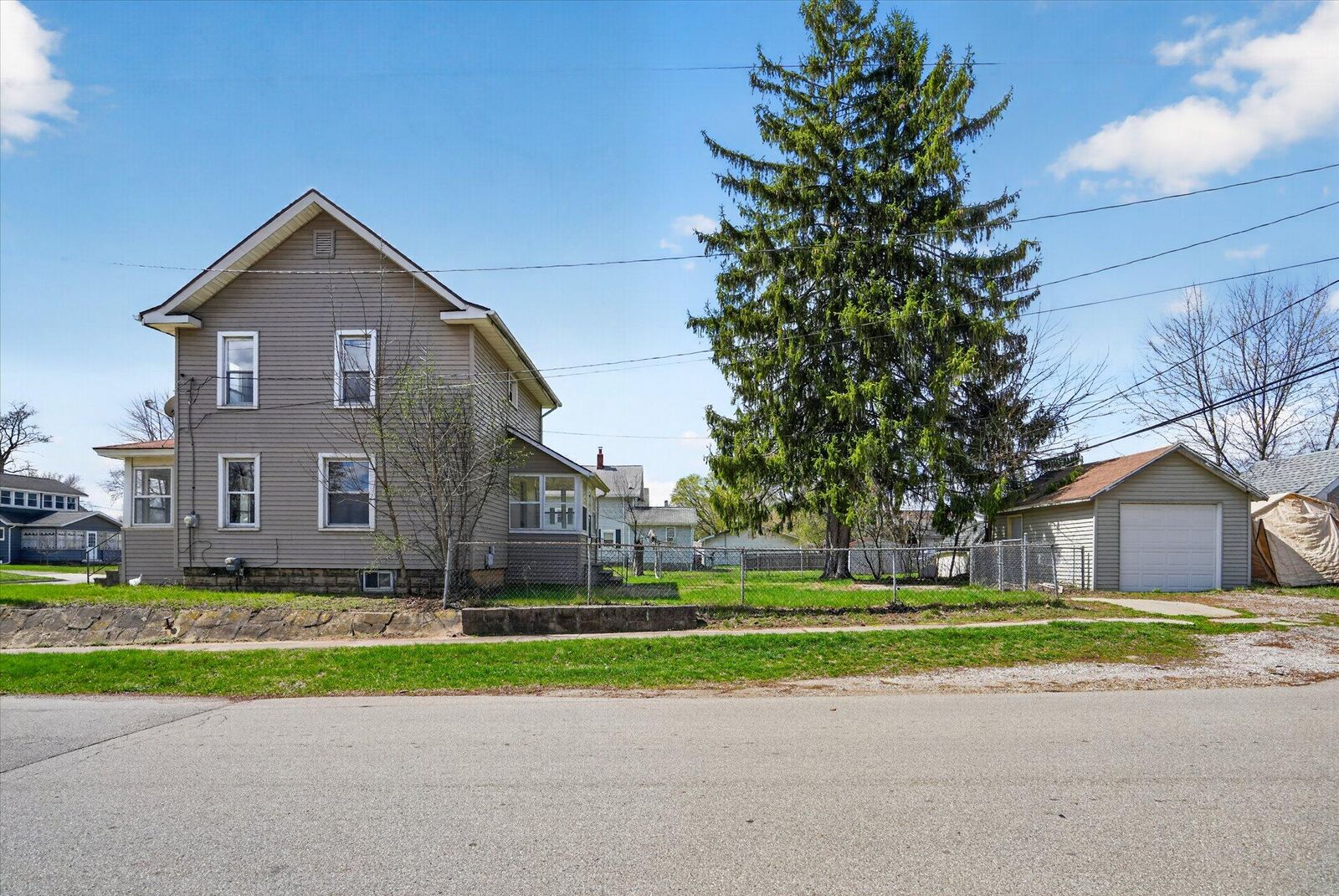 Property Photo:  406 E McDevitt Avenue  MI 49203 