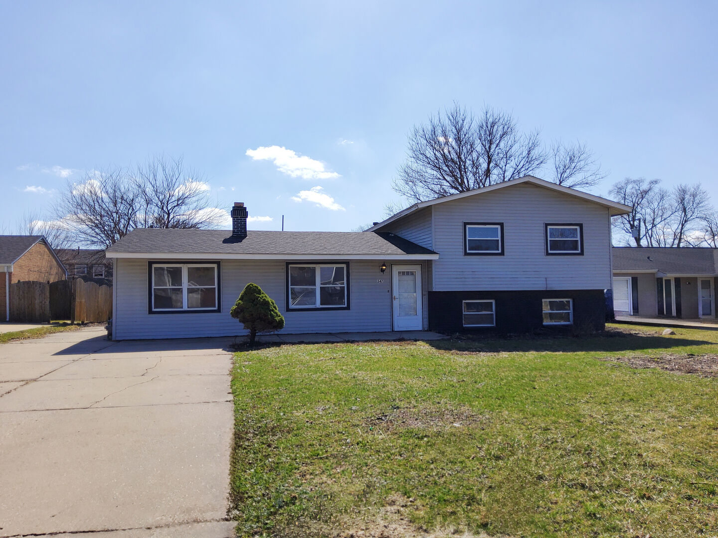 Property Photo:  547 Redwood Road  IL 60440 