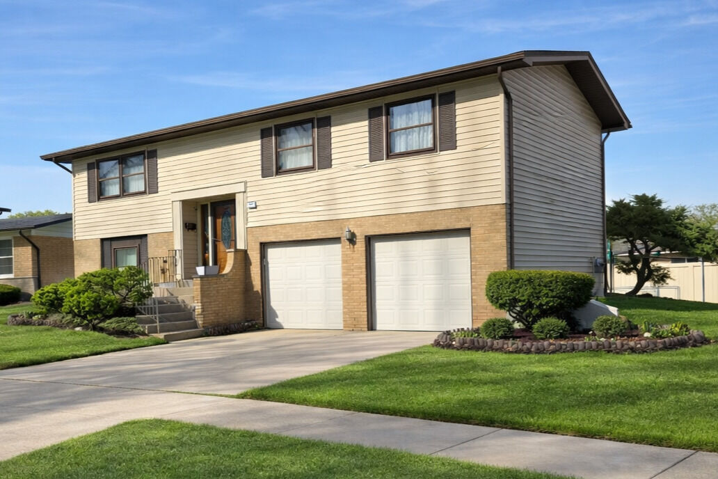 Property Photo:  807 W Manor Court W  IL 60425 