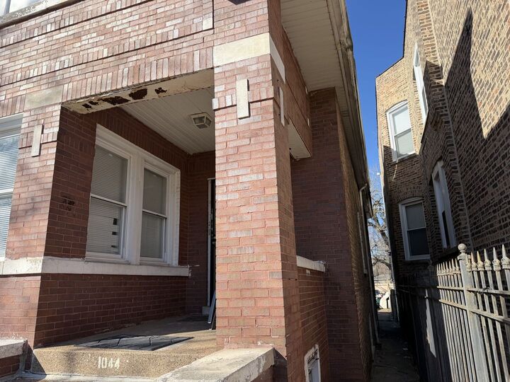 Property Photo:  1044 W Marquette Road  IL 60621 
