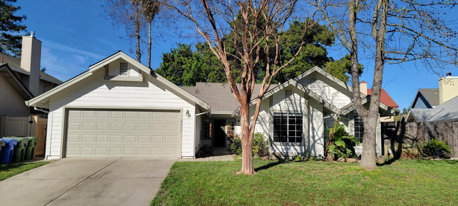 Property Photo: 9017 Laguna Springs Way CA 95758