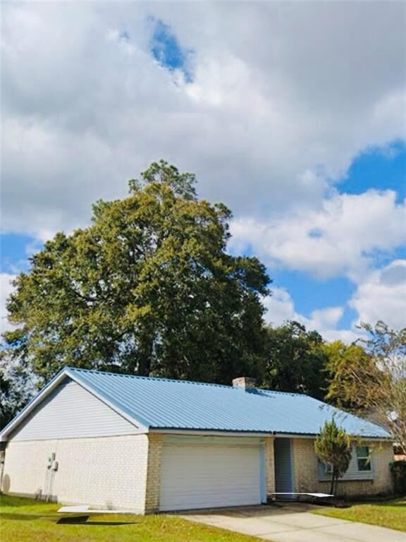 Property Photo: 215 E Queens Drive LA 70458