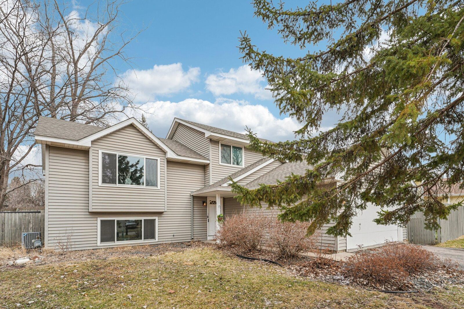Property Photo:  1208 Parkwood Court  MN 55337 