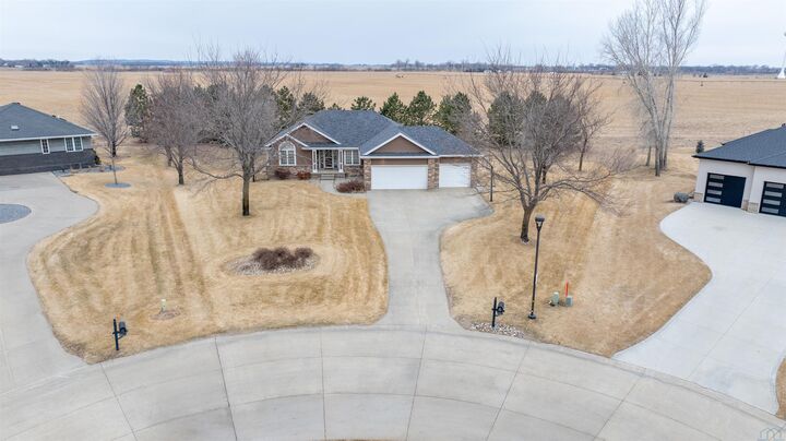 Property Photo:  305 Fieldstone Court  SD 57038 