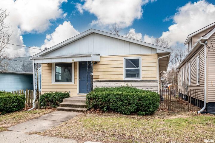 Property Photo:  308 E Corrington Avenue  IL 61603 