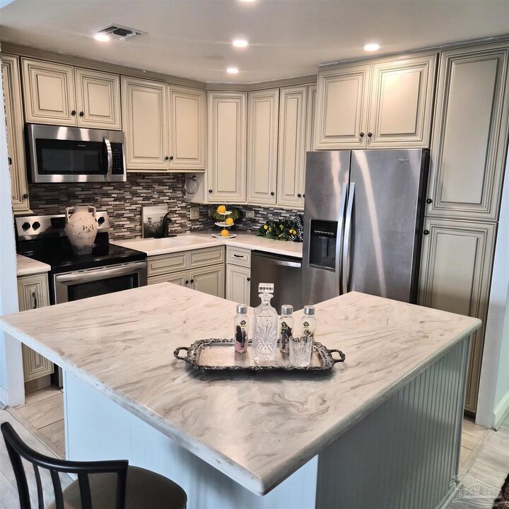 Property Photo: 825 Bayshore Dr 808 FL 32507