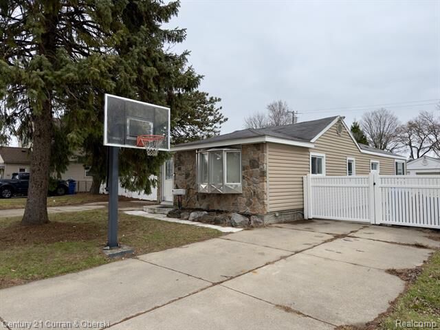 Property Photo: 8320 Robindale Avenue MI 48127