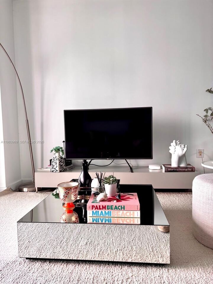 Property Photo:  460 NE 28th St 2807  FL 33137 