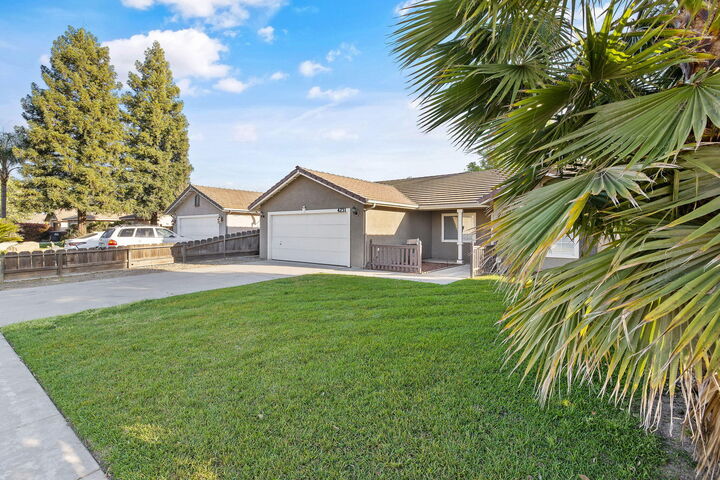 Property Photo: 4231 E Paradise Avenue CA 93292