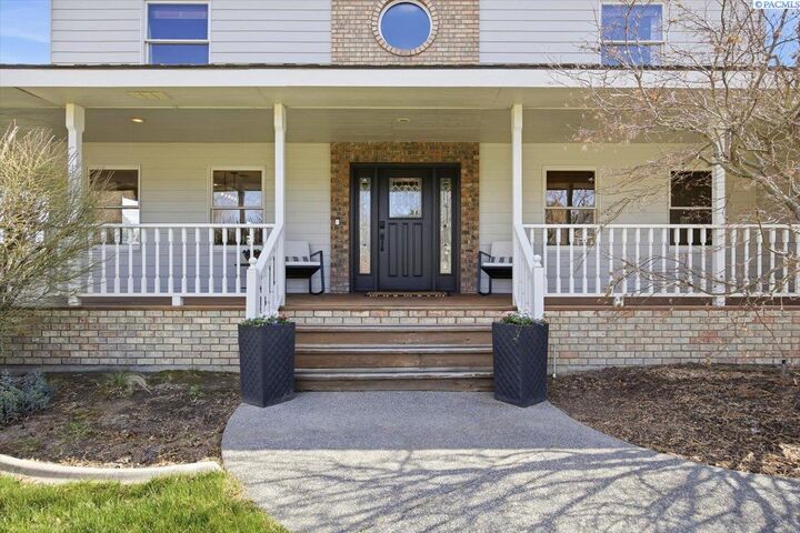 Property Photo: 1128 Country Ridge Dr WA 99352
