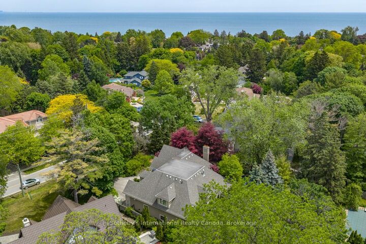 Property Photo: 552 Bobolink Road ON L5J 2P4
