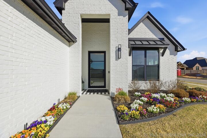 Property Photo:  3000 W Winston Street  OK 74011 