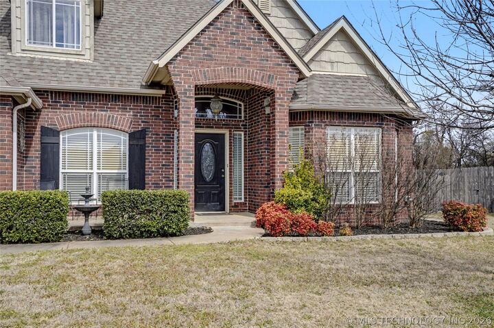 Property Photo:  1640 E Boston Court  OK 74012 