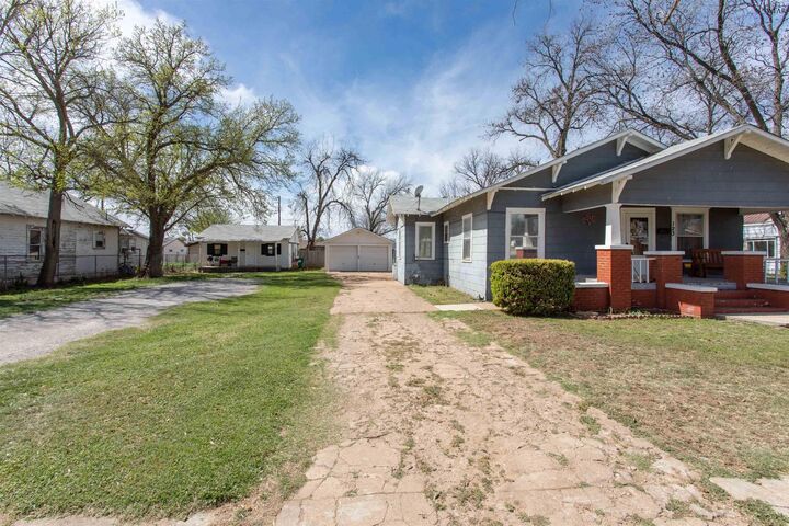 Property Photo:  121 &Amp 123 N Avenue C  TX 76354 