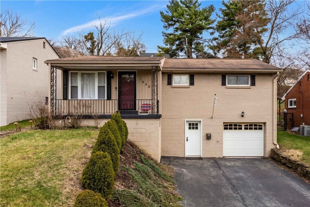 Property Photo:  1649 Pembroke Dr  PA 15243 