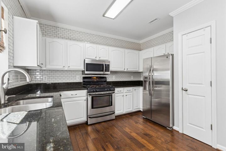 Property Photo: 25462 Upper Clubhouse Drive VA 20152