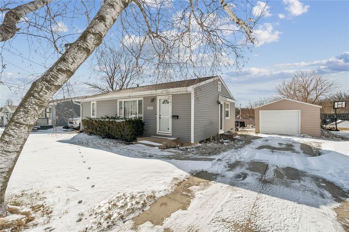Property Photo:  2041 Sharwood Drive NE  IA 52402 