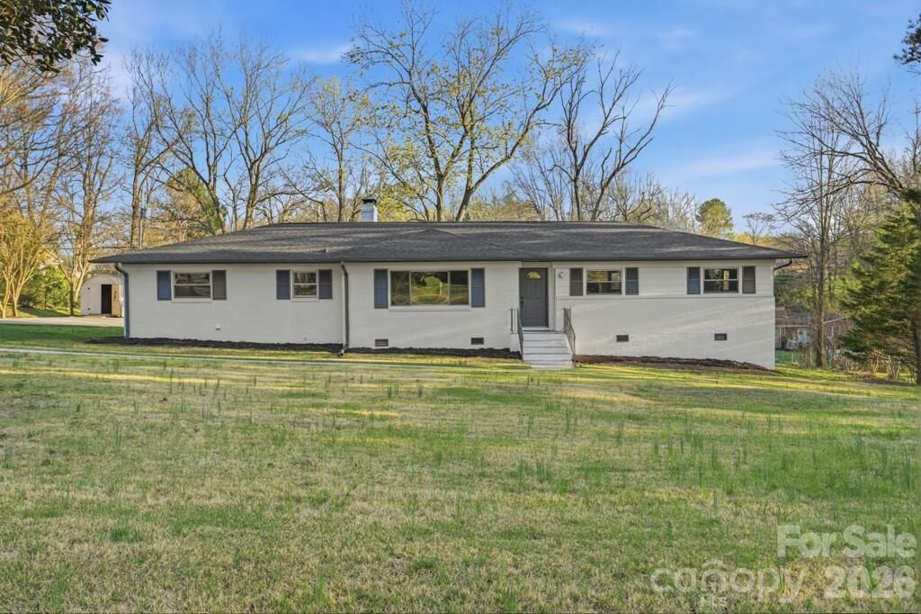 Property Photo:  415 Kimmswick Road  NC 28214 