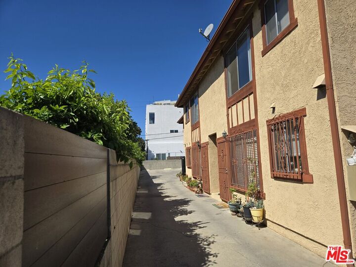 Property Photo:  1233 Tamarind Ave  CA 90038 