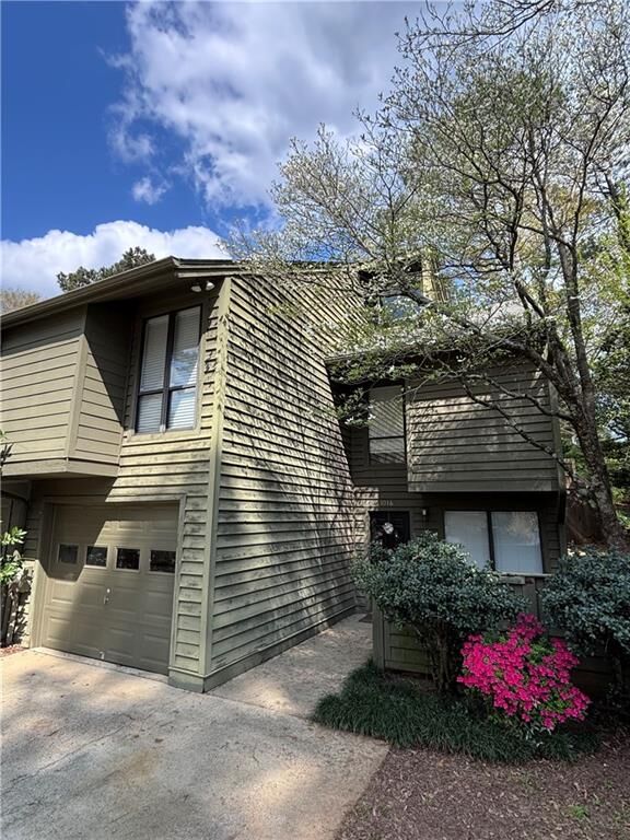 Property Photo:  1016 Creatwood Circle  GA 30080 