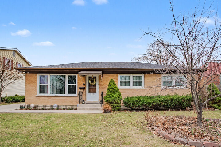 Property Photo:  1403 S Robert Drive  IL 60056 