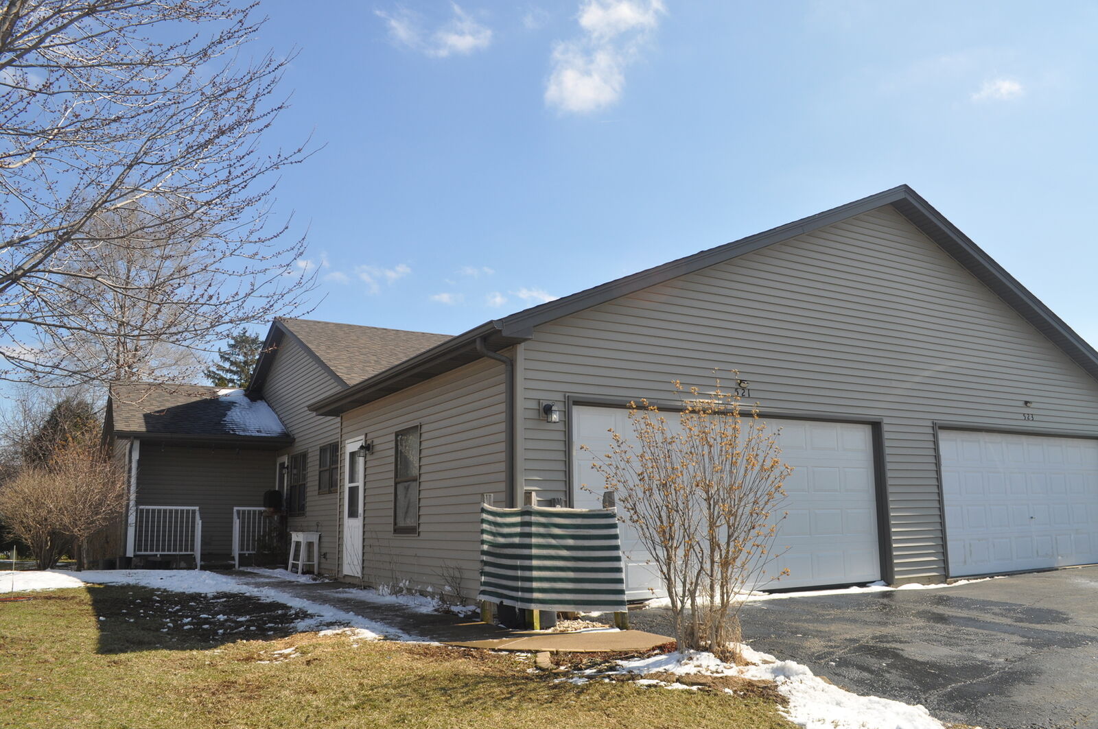 Property Photo:  521 S Railroad Street  IL 60538 