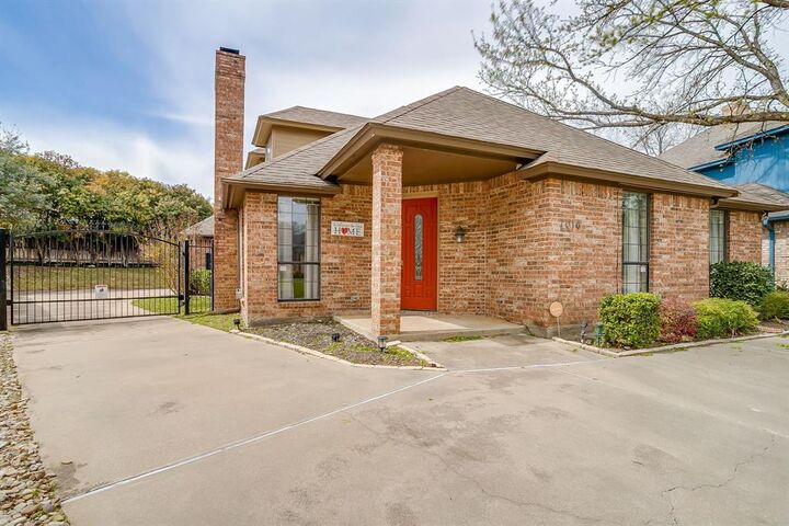 Property Photo: 7016 Allen Place Drive TX 76116