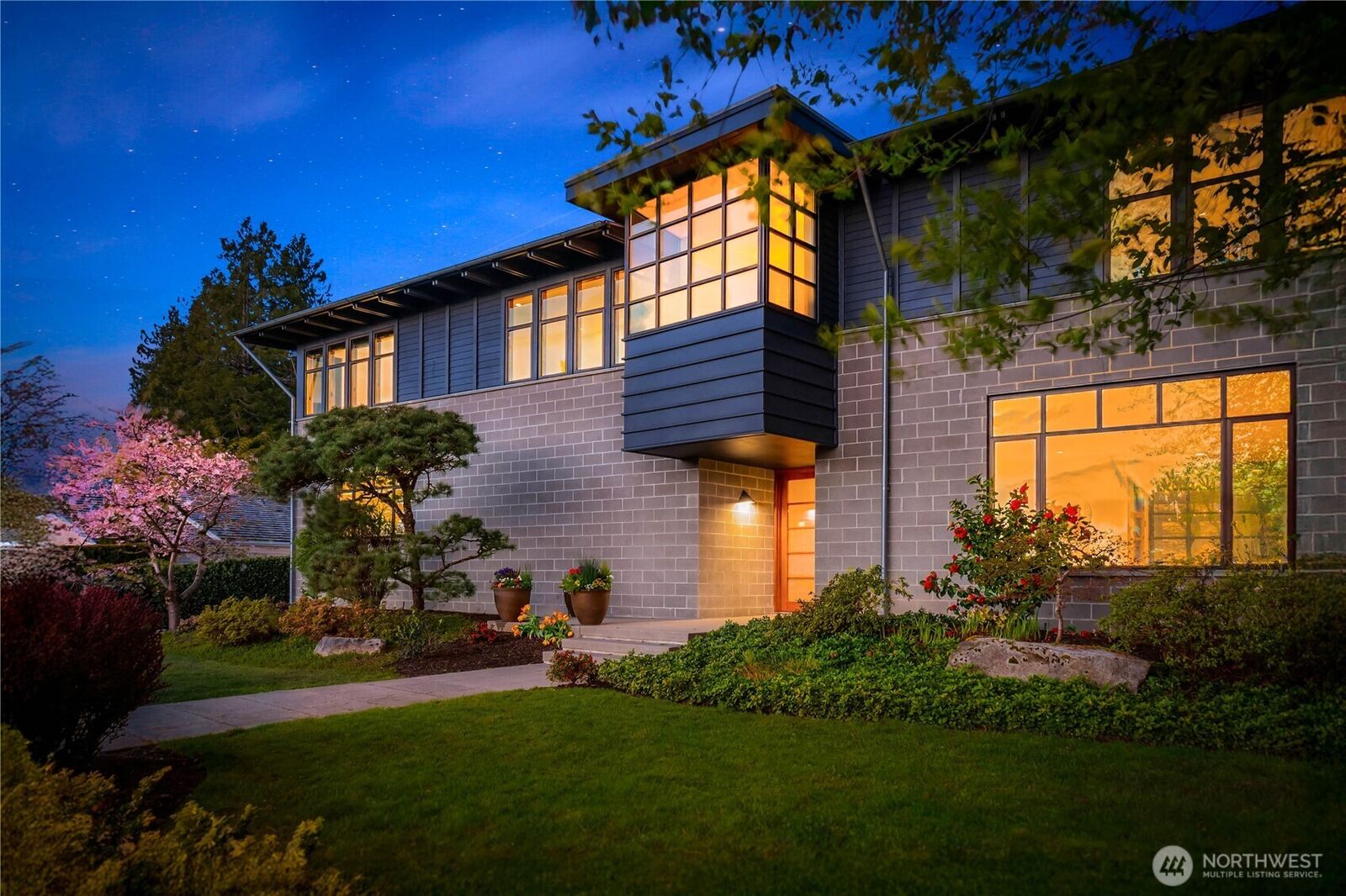 Property Photo:  4218  92nd Avenue NE  WA 98004 