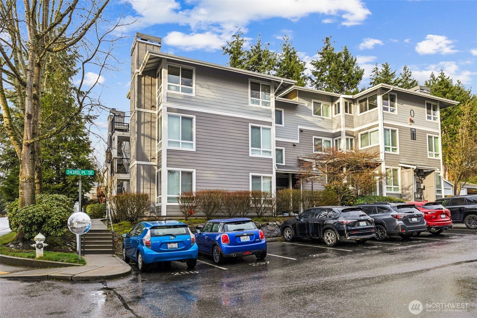 Property Photo: 3901 243rd Place SE O302 WA 98021