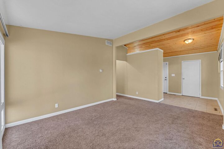 Property Photo:  909 SW 31st St  KS 66611 