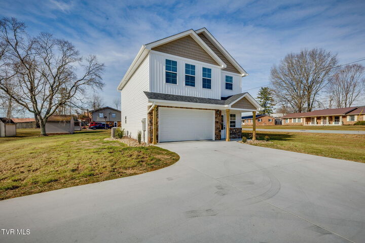 Property Photo:  300 Robin Hood Lane Lane  TN 37642 