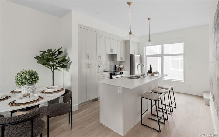 Property Photo:  2538 Shelbourne St #1  BC V8R 4L5 