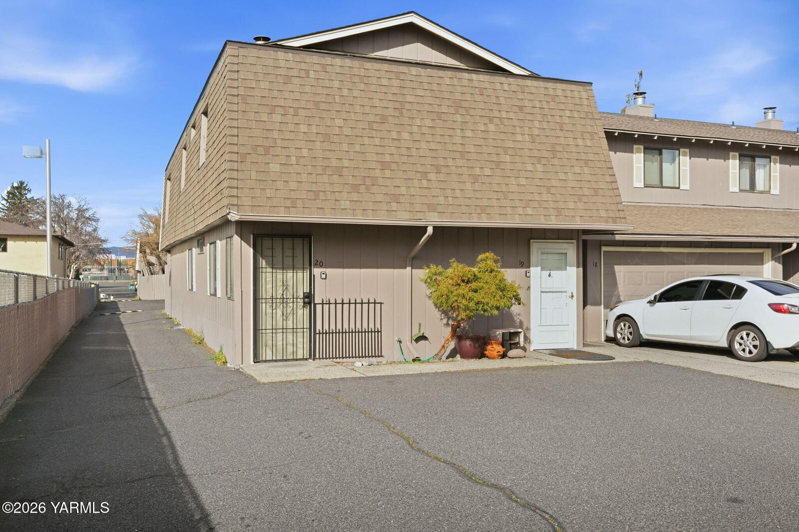 Property Photo:  701 S 38th Ave  WA 98902 
