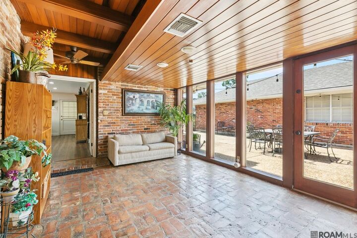 Property Photo:  3911 N Bluebonnet Rd  LA 70809 
