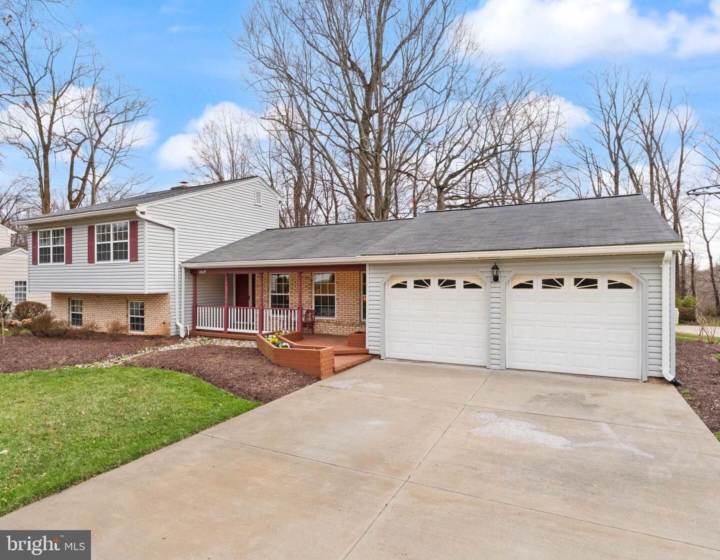 Property Photo: 6027 Ridge Ford Drive VA 22015