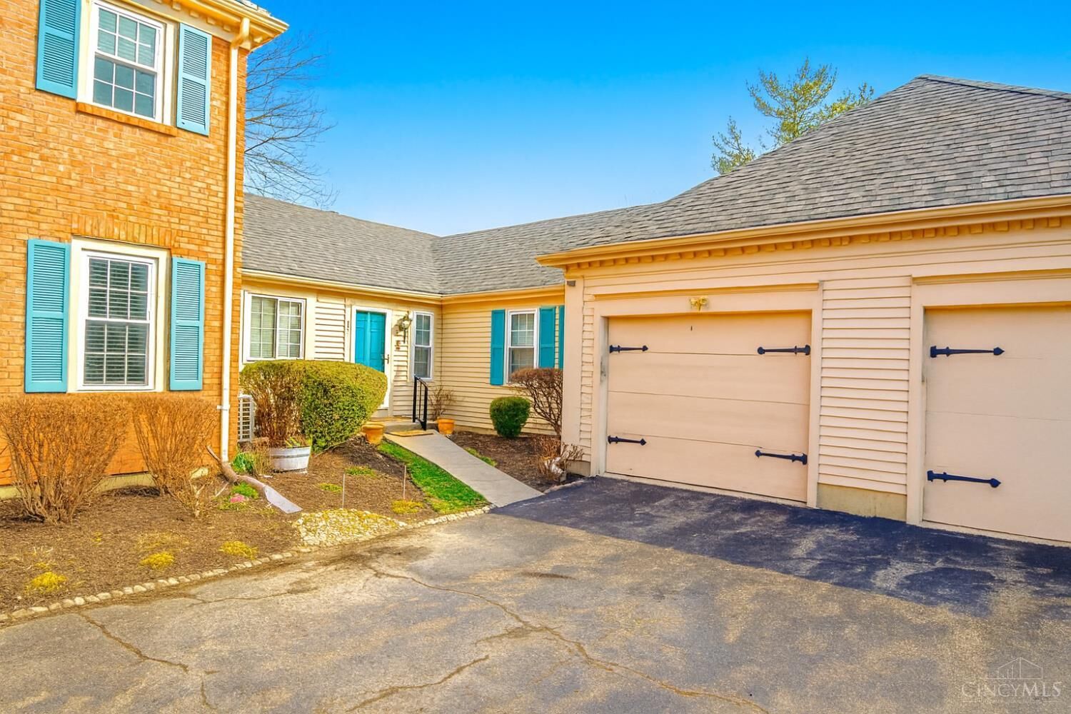 Property Photo:  1 St James Court  OH 45014 