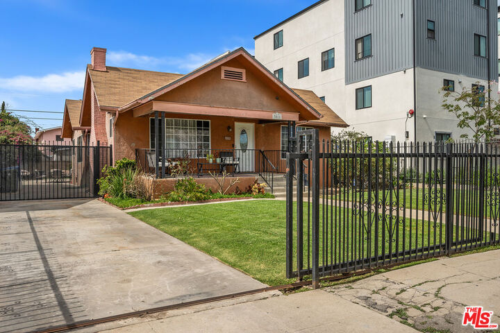 Property Photo: 3011 Van Buren Pl CA 90007