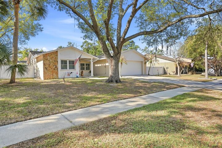 Property Photo:  605 Oakmoss Drive  FL 33511 