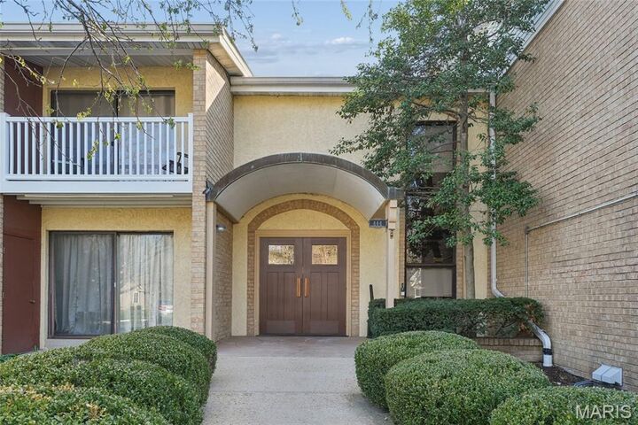 Property Photo:  444 N Clay Avenue 2H  MO 63122 