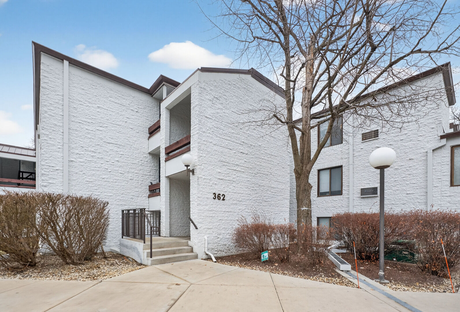 Property Photo:  362 W Miner Street 1A  IL 60005 