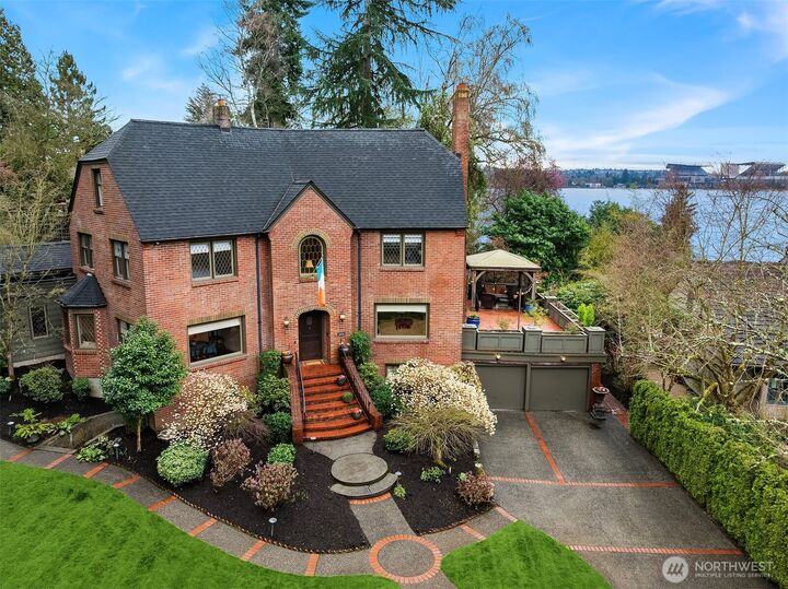 Property Photo:  3333  43rd Avenue NE  WA 98105 