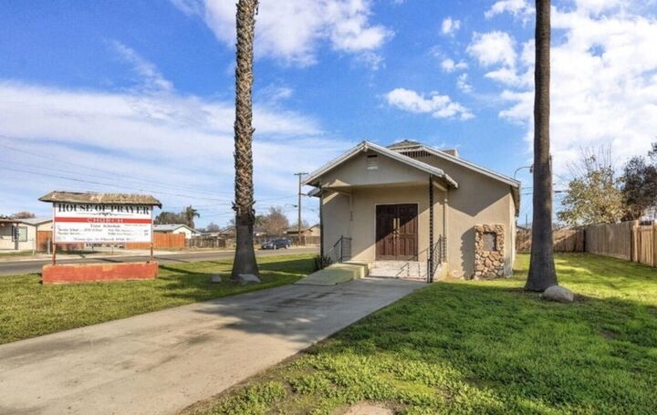 Property Photo:  260 N Los Angeles Street  CA 93274 