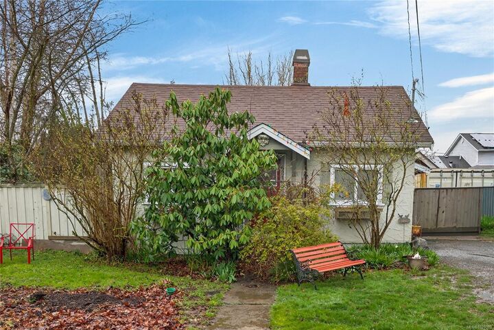 Property Photo: 621 Coronation Ave BC V9L 2V1