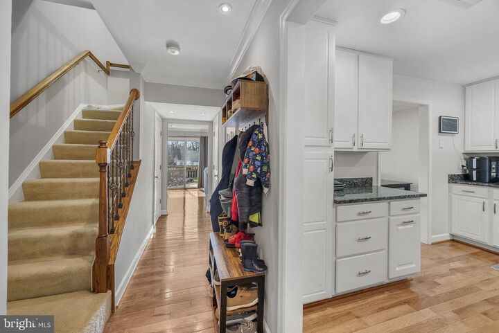 Property Photo:  202 Leeds Court E  VA 20186 