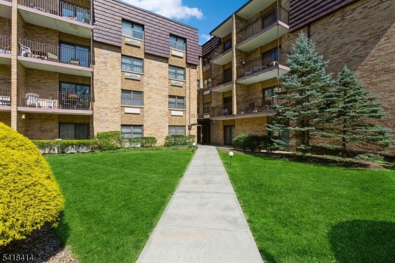 Property Photo:  22 Riverside Dr B 7  NJ 07016 