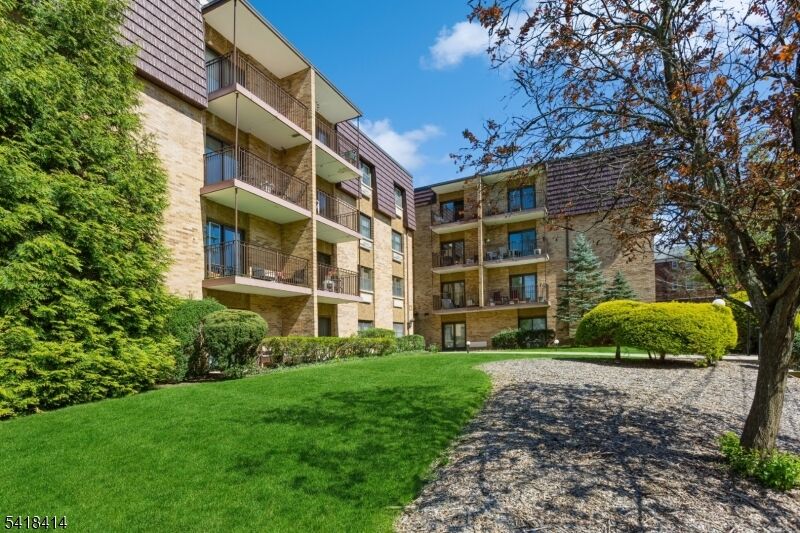 Property Photo:  22 Riverside Dr B 7  NJ 07016 