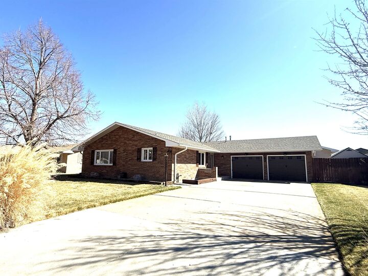 Property Photo: 803 S Oak St NE 69101