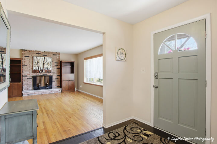 Property Photo:  916 Essex Court  IL 60050 