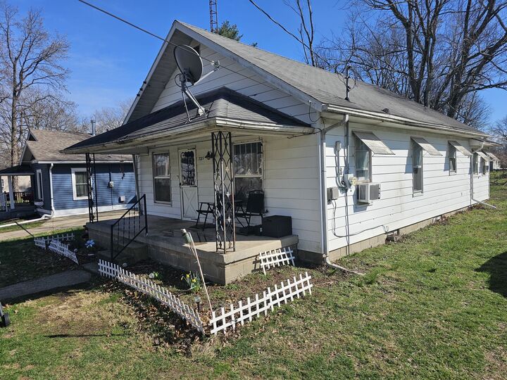 Property Photo: 725 Dewey Avenue IL 62864