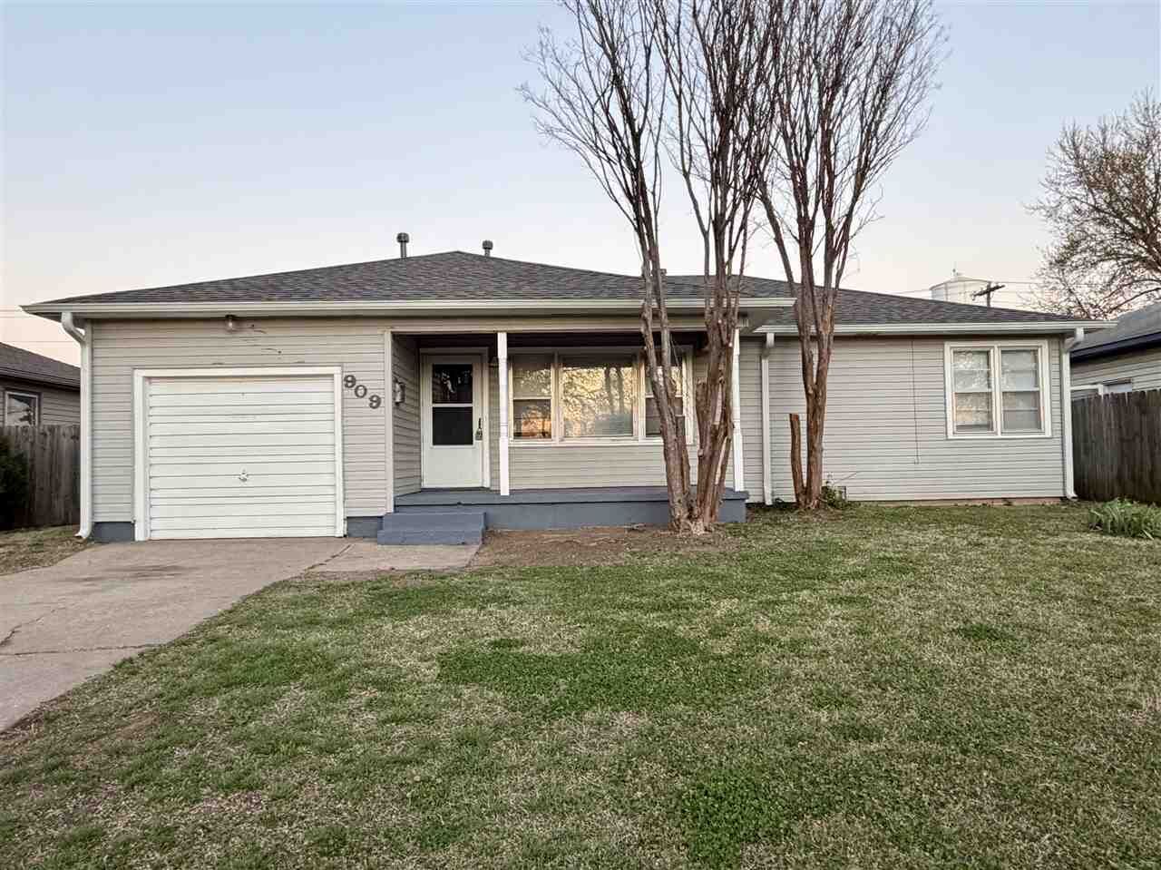 Property Photo:  909 N Elm  OK 74601 